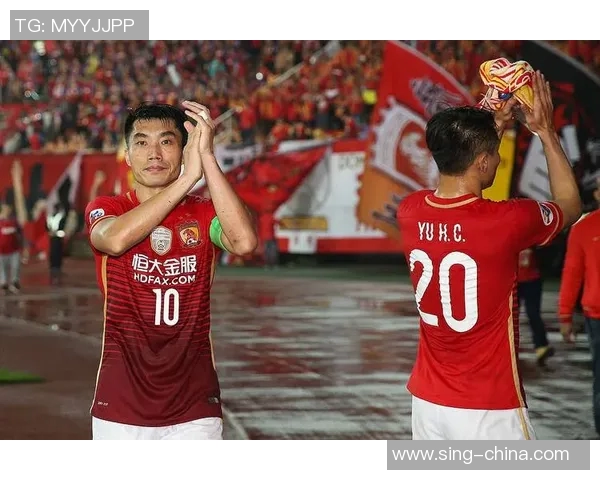 足球明星出场的震撼瞬间与精彩表现引发球迷热烈追捧与欢呼